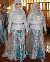 Surat permohonan tersebut dapat anda buat sendiri atau anda bisa meminta bantuan kepada petugas pusat bantuan hukum atau. 12 Inspirasi Kebaya Untuk Mama Di Hari Pernikahanmu Beliau Juga Pantas Untuk Tampil Sempurna Lho
