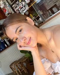 Anna Vicente's Instagram, Twitter & Facebook