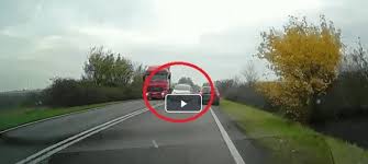 Privind începerea deplasării şi schimbarea direcţiei de mers, privind poziţia pe carosabil, privind depăşirea vehiculelor, privind traversarea intersecţiilor şi a locurilor de oprire a transportului public, privind remorcarea vehiculelor, privind transportul persoanelor şi al încărcăturilor. DepÄƒÈ™ire CriminalÄƒ FilmatÄƒ De Un È™ofer Din Vestul È›Äƒrii PanicÄƒ Pe È™osea RÄƒspunsul PoliÈ›iei Nu Putem Aplica SancÈ›iuni