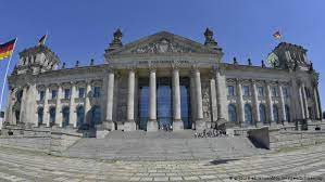 Noch nie saßen so viele abgeordnete im deutschen parlament. Deutschlands Aufgeblahtes Parlament Deutschland Dw 28 09 2017