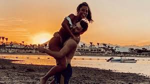 Das verkündete sie jetzt mit einem süßen foto auf oha! Sarah Lombardi Kuschelt Am Strand In Agypten Mit Einem Neuen Fm1today