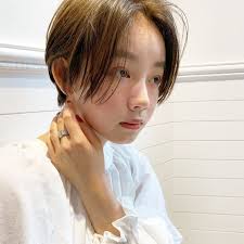 痩せなくても大丈夫 丸顔さんがほっそり見える小顔ヘアスタイルはこれ locari ロカリ 小顔 ヘアスタイル ハンサムショート ショートヘア 丸顔
