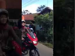:) awalnya saya menduga ini bisa terjadi di pedesaan saja, karena kalau di kota biasanya cewek terpesona pada cowok yang naik mobil bukan motor, :p meski motornya kawasaki ninja, atau kalau pakai motor mungkin baru terpesona kalau cowoknya naik motor harley dan moge lainnya yang harganya ratusan juta. Wanita Cantik Naik Motor Ninja