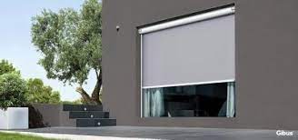 La vitre avant ( vue dans le sens de la conduite) coulisse et la vitre arrière reste fixe. Store De Verriere Vertical Facile A Installer Store Vertical De Baies Vitrees