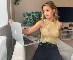 Sophie elise was 20 years old when she decided that she wanted a bigger bum. Sophie Elise Om Nakenhet Viktig A Sta Opp For Seg Selv Nar Man Blir Shamet Vg