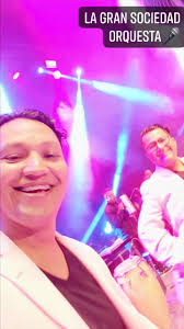 Beto Muñoz en los Carnavales de blancos y negros, con La Gran Sociedad  Orquesta.