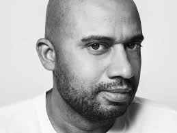 'De meester zei: en die zwarte moet ook even gaan zitten'