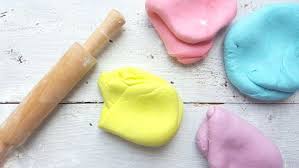 Pate A Modeler A La Guimauve Qui Sent La Canne De Bonbon Recipe Diy Enfant Fun Activities For Kids Slime