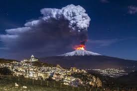 L' etna est un volcan de sicile. Atna Ausbruch Auf Sizilien Verletzte Und Schaden Nach Erdbeben
