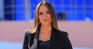 ظهرت المذيعة ميرهان عمرو بطلة جميلة حيث كانت ترتدي فستان أبيض قصير بسيط وجميل له أكمام من الشيفون وتضع بعض المكياج الخفيف الترابي الذي زاد طلتها جمالا أما خالد عليش فقد ظهر بإطلالة جميلة. Ù…Ø°ÙŠØ¹Ø© Ø£ÙˆÙ† Ø³Ø¨ÙˆØ±Øª Ù…ÙŠØ±Ù‡Ø§Ù† Ø¹Ù…Ø±Ùˆ ØªÙ†ÙÙ‰ Ø¥ØµØ§Ø¨ØªÙ‡Ø§ Ø¨ÙÙŠØ±ÙˆØ³ ÙƒÙˆØ±ÙˆÙ†Ø§ Ø§Ù„ÙŠÙˆÙ… Ø§Ù„Ø³Ø§Ø¨Ø¹