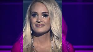 She has two older sisters, shanna and stephanie, and was raised on her parents' farm in the nearby rural town of checotah. Carrie Underwood Returns To The Stage For 1st Public Appearance Since Accident Video Abc News