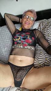 vieille salope - photo 3 - aShemaletube.com