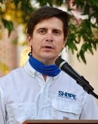 Hundreds fill The Circle to support police