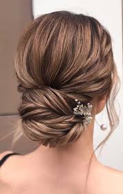 Colourful baby's breaths are in vogue! 75 Romantic Wedding Hairstyles