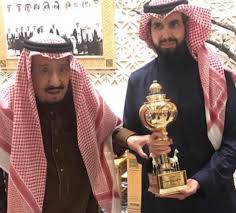 صورة تجمع الملك سلمان مع ابنه سعود بعد فوز الفرس مجتاحة بكأس الملك فهد صحيفة المواطن الإلكترونية