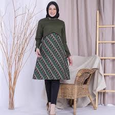Karena gamis batik bisa dipakai oleh wanita remaja karena gamis batik kombinasi modern yang hadir saat ini menyesuaikan tren baju model terbaru yang sedang booming. Model Baju Kerja Kombinasi Batik Dan Kain Polos Radea