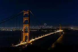 Treinta y cuatro pintores en san francisco dedican su vida a pintar el puente más fotografiado de américa, el golden gate.lo hacen con esa tonalidad entre naranja y rojiza tan característica, pensada para que los barcos sean capaces de ver los pilares en la densa niebla, y que lo ha convertido en el que dicen es «el puente más bello del mundo». Puente De San Francisco Golden Gate Por Noche Foto De Archivo Imagen De Carretera California 87282998