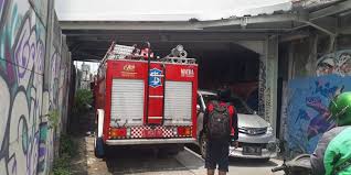 Jun 09, 2021 · kecelakaan kerja itu terjadi di pt citra adi sarana (cas) indonesia, kawasan industri jalan dharmo sugondo. Halangi Akses Damkar Jembatan Yang Dibangun Apartemen Diprotes Warga Halaman All Kompas Com