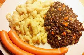 Über 54 bewertungen und für schmackhaft befunden. Rezept Der Woche S Allerhogschde Linsen Mit Spatzle Und Wurst The Dusseldorfer Das Lokale Online Magazin