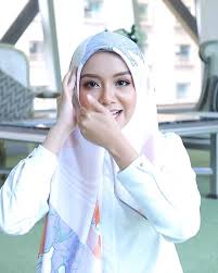 Simple hijab tutorial yang ke 24 digayakan oleh mira filzah untuk lebih banyak video tutorial hijab seperti ini, jangan lupa. Galeri Ariani Tudung Pun Nak Kena Belai Yaaa Mira