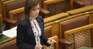 Istenes bence kiállt az egynemű szülők jogai mellett, dúró dóra hamarosan ledarálhatja. Duro Dora Lenne Toroczkai Helyettese Demokrata