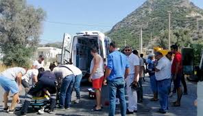 Sürücü yılanı kendi imkanlarıyla çıkaramayınca çevredekilerden yardım istedi. Motorsiklet Kazasi Surucunun Durumu Agir Arena Bodrum Haber