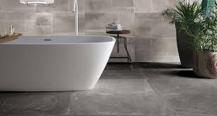 Een bad in je kleine badkamer. 12 Tips Voor De Kleine Badkamer