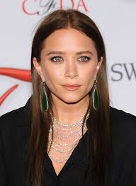 Contents the olsen twins net worth 2021 @ $ 400 million the olsen twins mansion (house) and cars collection the olsen twins biography | wiki. Selten Elizabeth Olsen Spricht Uber Mary Kate Und Ashley Promiflash De