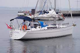 She has a hot and cold air conditioning system and solar.the wauquiez centurion 40s is every bit a sailor's sailboat. Used Wauquiez Centurion 40s For Sale