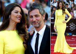 Mario Casas Dedica Su Premio Del Festival De Malaga A Maria Valverde Gracias Por Mostrarme Un Camino Tan Bonito Vestidos Amarillos De Noche Maquillaje Para Vestidos Amarillos Vestido Amarillo