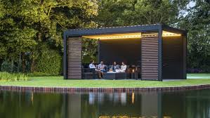 pergola bioclimatique a lames orientables avec leds integres et finition wooddesign les lames de toit et de cotes pergola bioclimatique pergola idees pergola