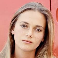 Julie Barnes's Instagram, Twitter & Facebook