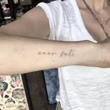 35 Beautiful Amor Fati Tattoo Designs And Meaning Buzz Hippy En 2020 Tatuajes En Latin Tatuajes Pequenos Tatuajes Hippie