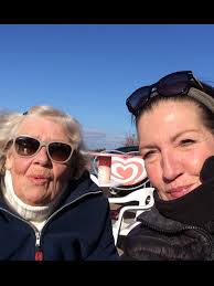 Liebe Mama. Durch viele Höhen und Tiefen sind wir gemeinsam gegangen und  waren immer Seite an Seite. Du bist nicht nur meine Mama, du bist auch  meine Freundin und Beraterin, die gute