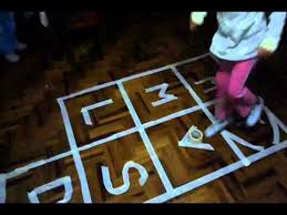 La rayuela es un juego tradicional infantil, el cual fue extendido por américa latina,. Pin En Educativo