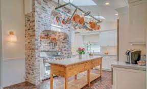 Inside Selena Gomez S Cozy California Home Selena Gomez House California Homes Kitchen Inspirations