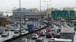 Η κίνηση στους δρόμους είναι μεγάλη το απόγευμα της τετάρτης (23/12) και έχουν σχηματιστεί ουρές χιλιομέτρων από αυτοκίνητα στο κηφισό. Ay3hmenh H Kinhsh Stoys Dromoys Deite Poy Exei Mpotiliarisma Twra
