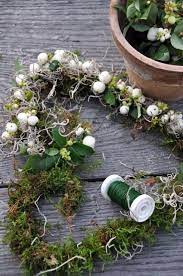 I had some leftover flowers from another arrangement and had some fun with green colored floral wire. Pin By Christine Simon On Herzen Moss Wreath Christmas Flowers Wreaths