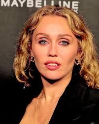 Miley Cyrus singing Flowers in a private birthday party❤️