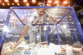 Pelanggan Setia dari Gresik Raih Hadiah Motor Gebyar Pembaca Setia Radar  Surabaya - Radar Surabaya