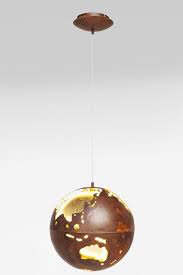 Aussergewohnliche Design Leuchte Mit Ihrer Kunstvoll Durchbrochenen Hulle Und Der Innenliegenden Gold Schimmernden Kugel Wirkt Di Lampe Hangeleuchte Hange Lampe
