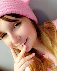 Elizabeth Pullen's Instagram, Twitter & Facebook