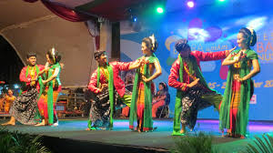 Dalam tariannya, tari ini membawakan cerita angling darmo yang terkenal magis dan juga dilengkapi dengan properti mendukun lainnya. Tari Tayub Atraksi Budaya Di Kampung Samin Blora Baladena Id