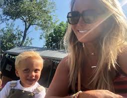 Monique noël westenberg gaat normaal gesproken voor blonde verf tijdens haar bezoekjes aan de kapper, maar deze keer besloot ze voor een hele andere look te gaan. Monique Noel Instagram Suggereert Relatiebreuk Showbiznewz