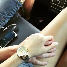 Banyak perjalanan yang saya lalui bersamanya bahkan saya. Romantis Pap Pegangan Tangan Di Mobil Arumi Gambar