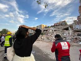 İzmir'de dün 6,6 büyüklüğündeki depremin ardından bu sabah saat 08.30 civarında 5.0 büyüklüğünde artçı sarsıntı meydana geldi. Izmir Deprem Son Dakika Izmir De 6 6 Buyuklugunde Deprem 25 Kisi Oldu 804 Kisi Yarali Gundem Haberleri