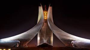 أنــجز مقام الشهــيد سنة 1982 م بمناســبة مرور الذكرى العشرين لاستقــلال الجزائر ،، و رغم أنه كان فكرةً منذ الإستقلال إلا أن التجسيد لم يتم إلا في عهد الرئيس الشاذلي بن الجديد ،، كمــا أنه كان مقترحــا في ولايــة باتنة مسقط الرئيس الجزائري محمد بوخروبــة (هواري بومدين. Ù…Ù‚Ø§Ù… Ø§Ù„Ø´Ù‡ÙŠØ¯ Ùˆ Ø§Ù„Ù…ØªØ­Ù Ø§Ù„ÙˆØ·Ù†ÙŠ Ù„Ù„Ù…Ø¬Ø§Ù‡Ø¯ ÙÙŠ Ø§Ù„Ø¬Ø²Ø§Ø¦Ø± ÙˆØ¬Ù‡Ø© Ø³ÙŠØ§Ø­ÙŠØ© ØªØ±ÙˆÙŠ Ù‚ØµØ© Ø´Ø¹Ø¨ Ù…Ù‚Ø§ÙˆÙ… ØµÙˆØ± Ùˆ ÙÙŠØ¯ÙŠÙˆ