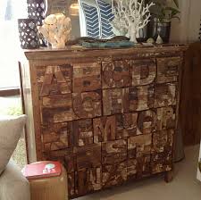 Holz alphabet brust von schubladen, dieses stück ist erstellt auf retro stil mit detail verarbeitung, und eine beeindruckende von natürlichen antiken farbe . Alphabet Dresser Shabby Wood Painted Maui Made
