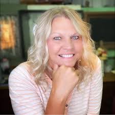 Lora Hart's Instagram, Twitter & Facebook