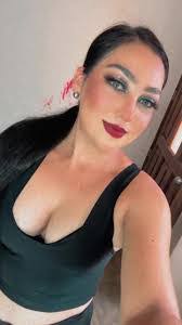 Jennifer Valle's Instagram, Twitter & Facebook